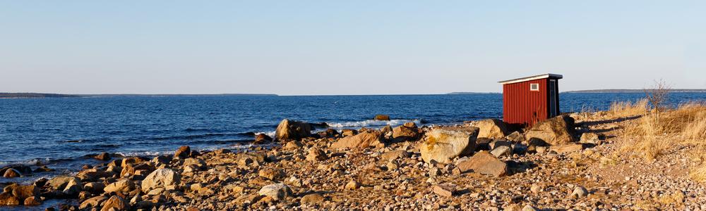 Drönarbild på klippor och smal havsvik
