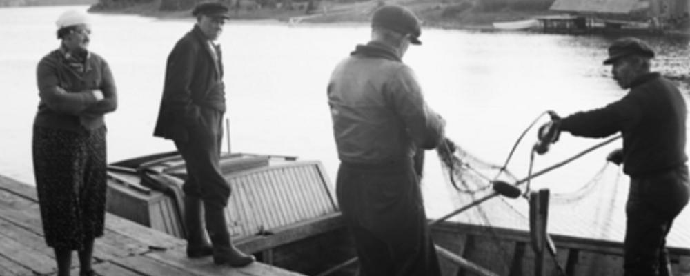 Fiskare tar hand om sina redskap