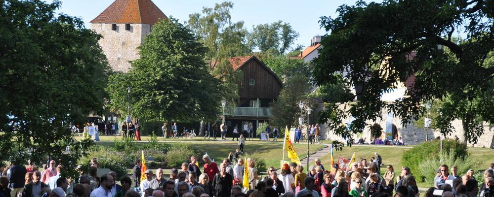 Vy över folk i Almedalen