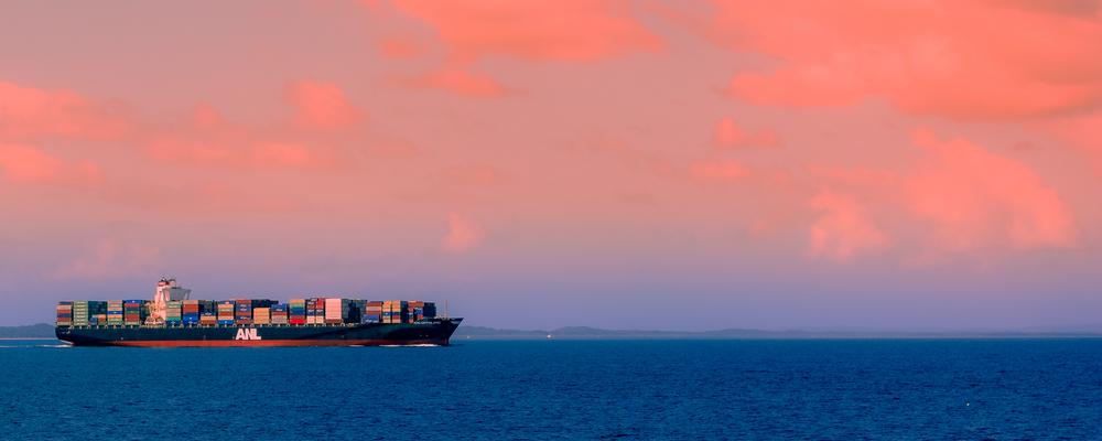 Stort lastfartyg på havet