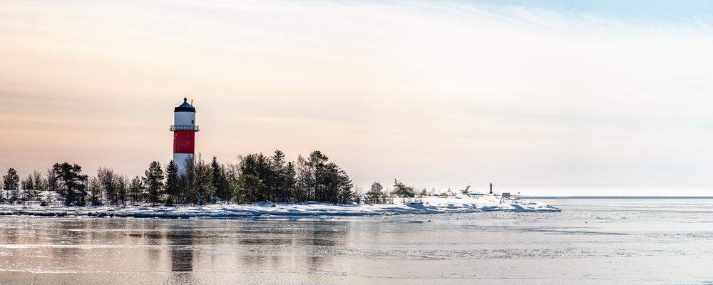 Fyr i vinterlandskap i norra Sverige