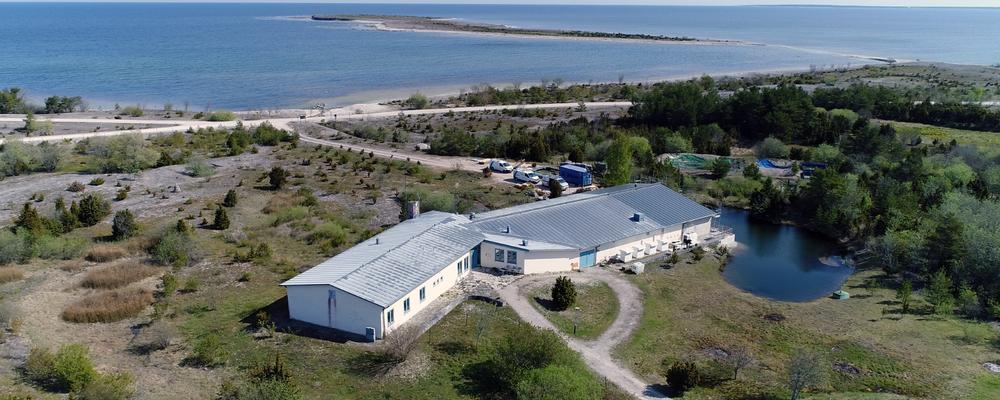 En drönarbild som visar Forskningsstationen Ar på Gotland.