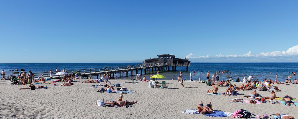 Bild som visar far och son på strandpromenad